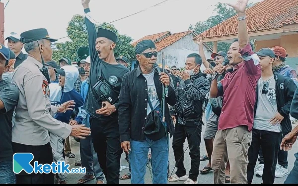 Thumbnail Berita - Segel Ruang Kerja Sekdes Kalisabuk Cilacap, Warga: Kami Muak Dibohongi Terus