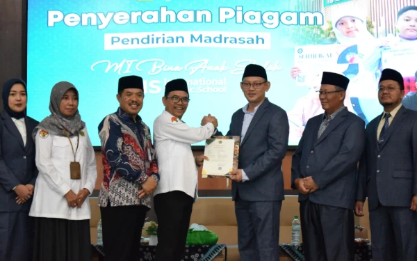 Thumbnail Serahkan IJOP MI BAS Tuban, Kapala Kanwil Kemenag Jatim: Madrasah Harus Bisa Bersaing di Kancah Internasional