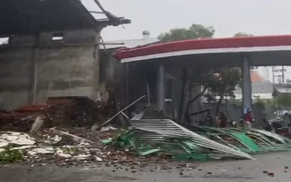 Thumbnail Gudang di Sukomanunggal Roboh Diterjang Hujan dan Angin Kencang di Surabaya