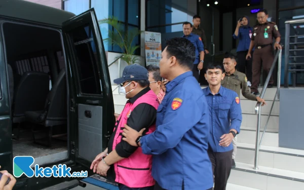 Thumbnail Diduga Korupsi Dana Hibah, Mantan Wabup Bondowoso Ditahan Kejari