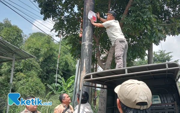 Thumbnail Satpol PP Kabupaten Bandung Tertibkan Puluhan Billboard Tak Berizin