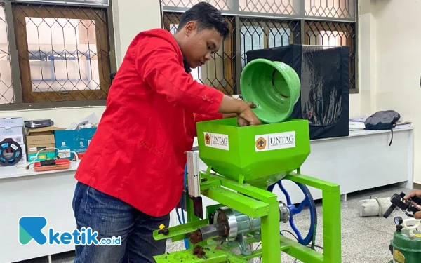 Thumbnail Kreatif! Mahasiswa Untag Surabaya Ubah Limbah Ampas Kopi Jadi Arang Briket