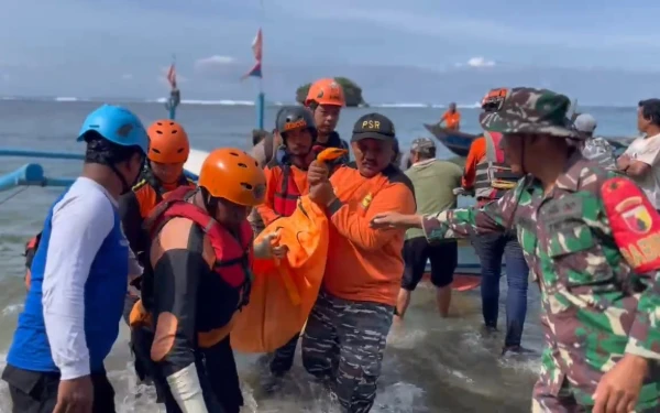 Thumbnail Pencari Ikan Tenggelam di Pantai Kondang Merak Malang Ditemukan Meninggal
