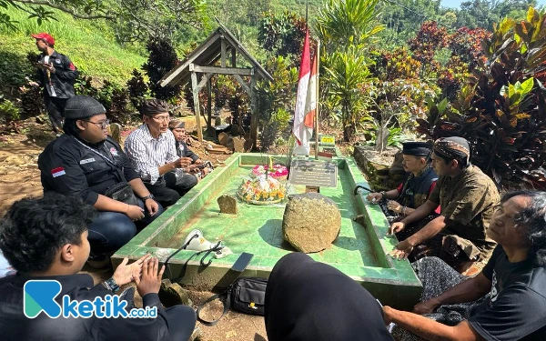 Thumbnail Refleksi Perjuangan Sang Pahlawan Nasional, Pegiat Budaya dan Mahasiswa Gelar Haul Ke-76 Tan Malaka di Kediri