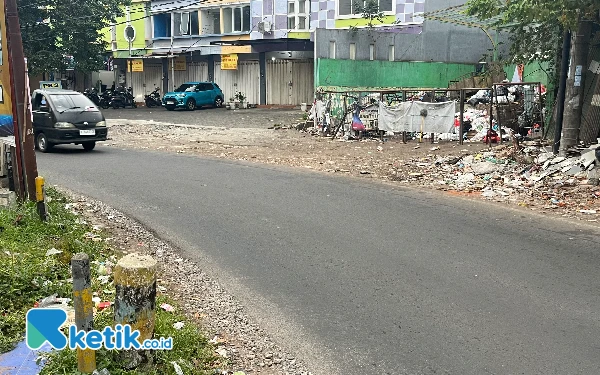 Thumbnail Sampah Bertebaran di Simpang Gajayana Malang, Warga Sering Buang di Luar Jam Operasional TPS