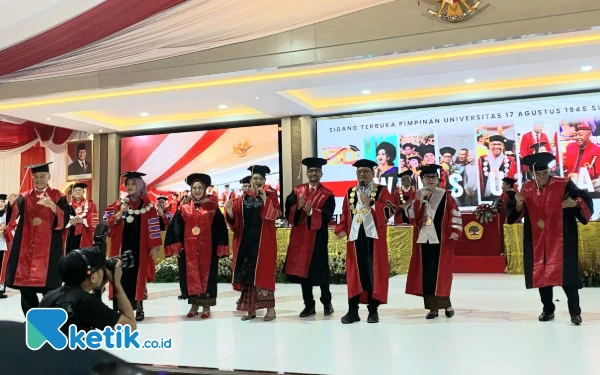 Thumbnail Meriah! Puluhan Profesor Karaoke Bersama di Wisuda Ke-130 Untag Surabaya