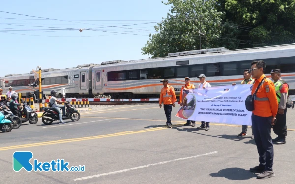 Thumbnail KAI Daop 7 Madiun: Disiplin Berlalu Lintas Kunci Keselamatan di Perlintasan Sebidang