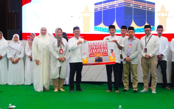 Thumbnail Bank Jatim Berangkatkan Nasabah Umrah Lewat Undian Kredit Multiguna, Wujudkan Impian ke Tanah Suci
