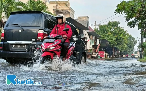 Thumbnail Warga Kecamatan Candi Sidoarjo Keluhkan Banjir, Akibatkan Sekolah Libur sampai Ancaman Ular Kobra