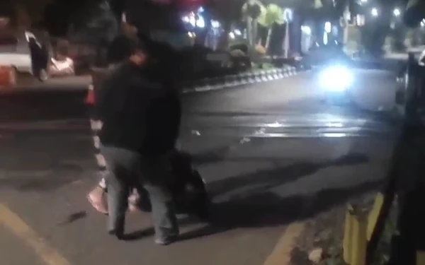 Thumbnail Pria Nekat Akan Bunuh Diri Digagalkan Warga dan Polantas, Begini Kronologinya