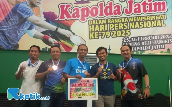 Thumbnail Tak Diunggulkan, Tim Bulu Tangkis Ketik.co.id Sabet Juara 3 Turnamen Piala Kapolda Jatim 2025
