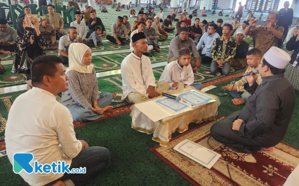 Thumbnail Hidayah Jelang Ramadhan, Jhonatan Sekeluarga Ucap Syahadat Mualaf di Masjid Al Akbar Surabaya