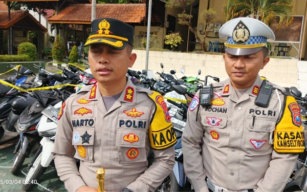 Thumbnail Beri Efek Jera, Polres Bondowoso Bubarkan dan Amankan Motor Balap Liar