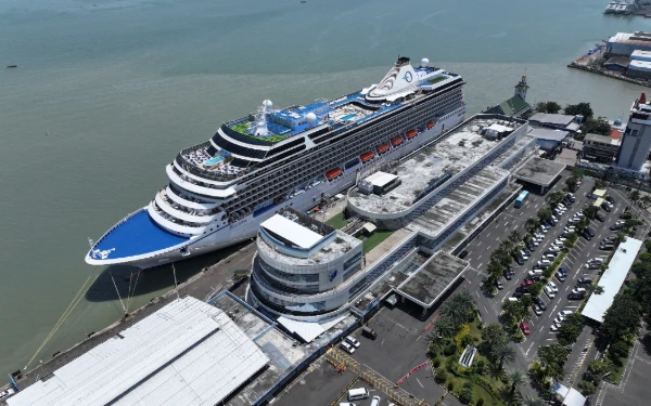 Thumbnail Bawa 1.136 Penumpang, Kapal Pesiar Mewah MS Riviera Singgah di Surabaya