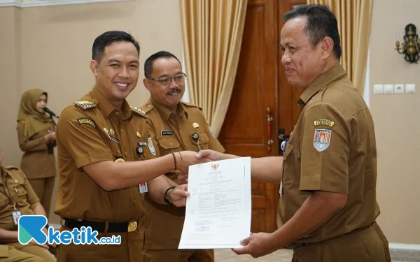 Bupati Cilacap Serahkan SK Penugasan 44 Kepala Sekolah SD Negeri