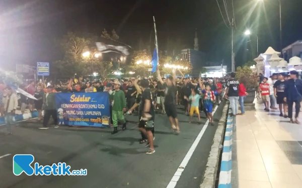 Thumbnail Intip Serunya Tradisi Rontek Gugah Sahur saat Bulan Ramadan di Pacitan