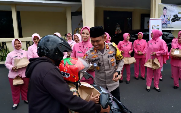 Thumbnail Semarakkan Ramadhan, Polres Bondowoso Berbagi dengan Tukang Becak