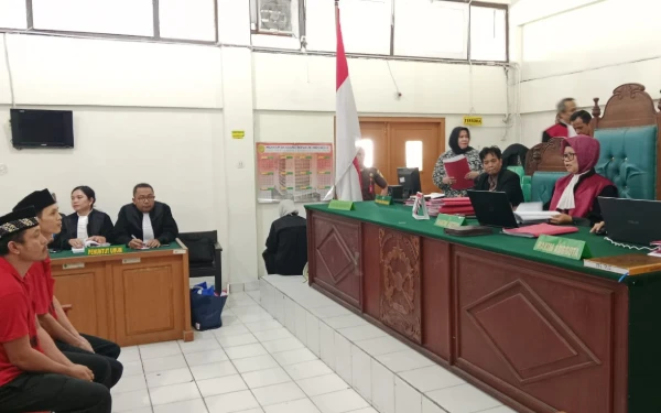 Thumbnail Timbun BBM Subsidi Ribuan Liter, Dua Sekawan Hanya Diganjar Satu Tahun Penjara