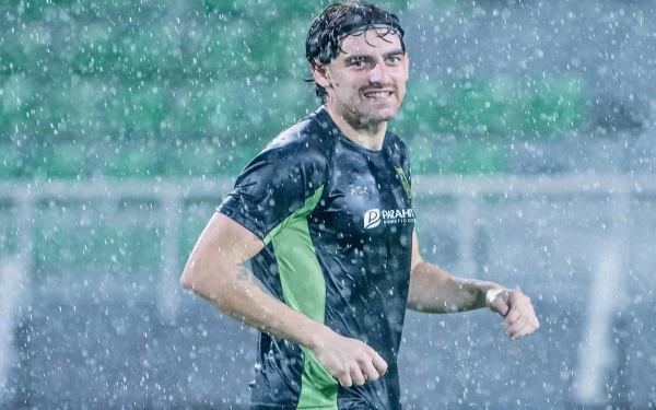 Thumbnail Live Streaming dan Daftar Susunan Pemain PSM vs Persebaya