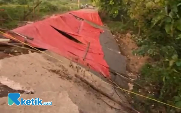 Thumbnail Perbaiki Jalan Longsor di Gunung Eleh, Dinas PUPR Sampang Gunakan BTT Rp871 Juta