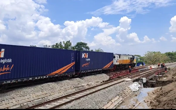 Thumbnail Usai Tergenang Banjir, Perjalanan KA Arah Surabaya Pasarturi Jalur Utara Kembali Normal