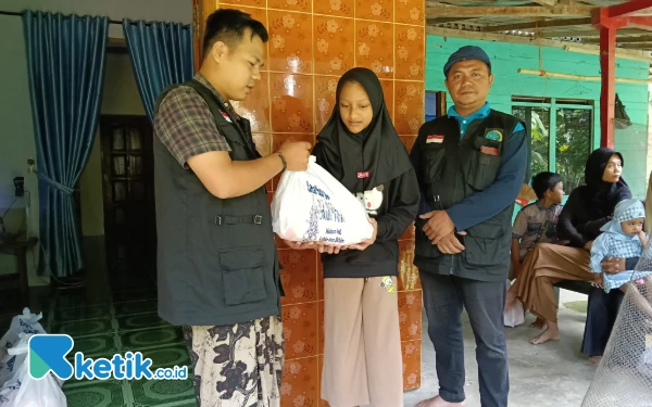 Thumbnail Gandeng Toko Mas Sehat Muda, KSB Bantu Ratusan Paket Sembako Warga di Pacitan