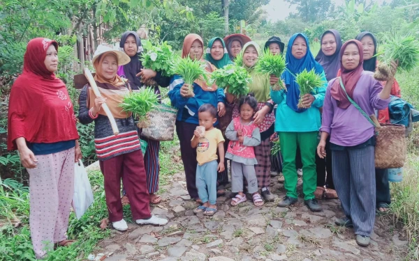 Thumbnail Serunya Membaca Tulisan Neneng Rosdiyana, Perempuan Tani Pengambil Alih 'Marxisme Indonesia'