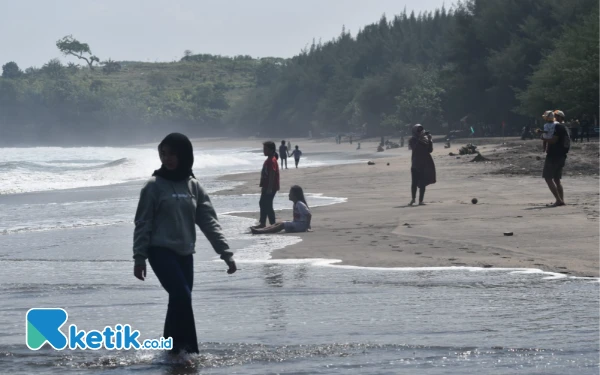 Thumbnail Melihat Indahnya Eksotisme Pantai Serang Blitar