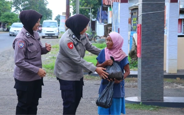 Srikandi Polres Pekalongan Bagikan Sembako kepada Warga Kurang Mampu