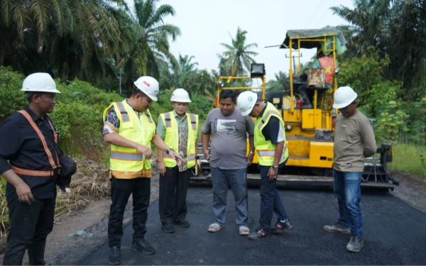 Thumbnail Tinjau Pelaksanaan Peningkatan Infrastruktur Jalan, Ini Pesan Wabup Asahan Rianto