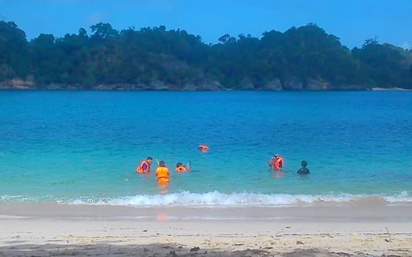 Thumbnail Pesona Pantai Tiga Warna Kabupaten Malang, Ini Tips Berkunjung ke Sana!