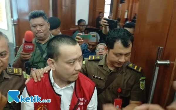 Thumbnail Ivan Sugiamto Terdakwa Penyuruh Siswa SMK Gloria 2 Mengonggong Dituntut 10 Bulan Penjara