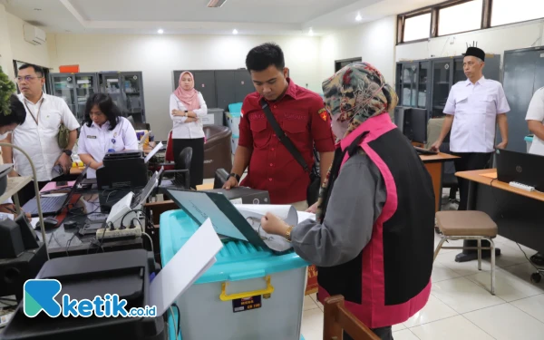 Thumbnail Korupsi Dana Hibah SMK Swasta Dinas Pendidikan Jatim, Kajati: Barang Rp2 Juta SPJ Jadi Rp2,6 Miliar