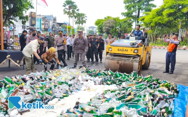 Thumbnail ‎Polres Batu Musnahkan Ribuan Miras dan Narkoba Hasil Penindakan Operasi Pekat Semeru