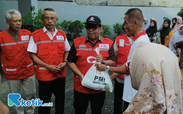 Thumbnail Berita - PMI Cilacap Salurkan Ratusan Paket Sembako untuk Warga Kurang Mampu, Rutin Tiap Tahun Jelang Lebaran