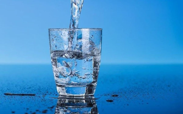 Thumbnail Berita - Minum Segelas Air Hangat di Pagi Hari Bisa Bikin Awet Muda, Berikut Penjelasannya!