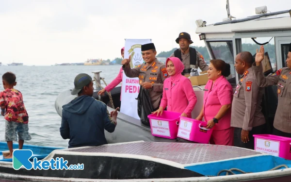 Thumbnail Berita - Polresta Sorong Kota dan Bhayangkari Berbagi Takjil pada Warga Nelayan dan Anak-anak Dermaga Pulau Doom