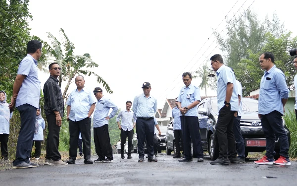 Thumbnail Meninjau Ruas Jalan Milik Kabupaten Bupati Sleman, Berharap Adanya Perbaikan Sebelum Lebaran