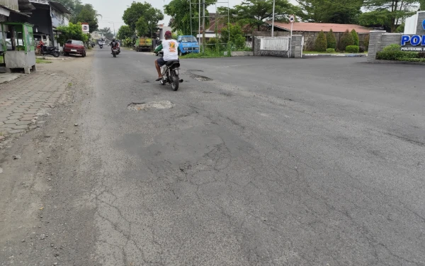Thumbnail Berita - Banyak Ruas Jalan Rusak, PDI Perjuangan Ungkap Anggaran Siap di APBD 2025 dan Kadis PU Jangan Beri Informasi Salah