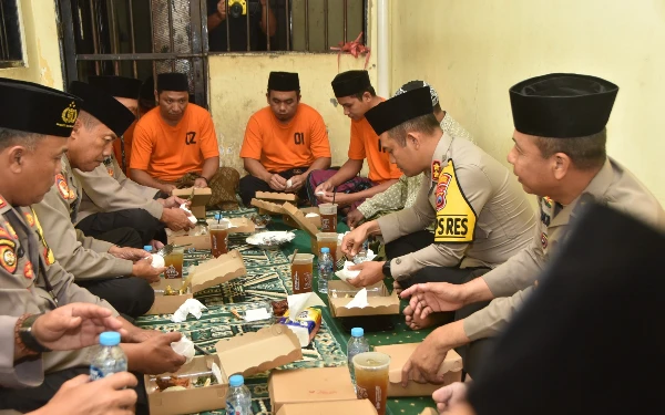 Thumbnail Kapolres Bondowoso Berbagi dan Buka Puasa Bersama Tahanan