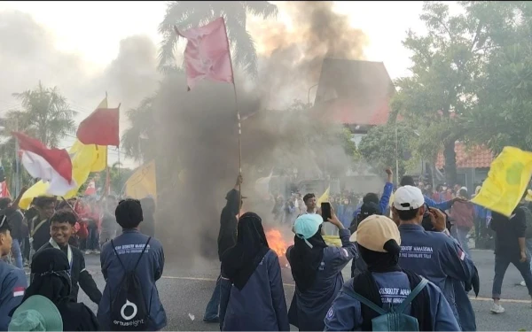 Demo Mahasiswa Tuban Tolak Revisi UU TNI dan Pengesahan UU Perampasan Aset , Massa Bakar Bahan Bekas dan Pocong