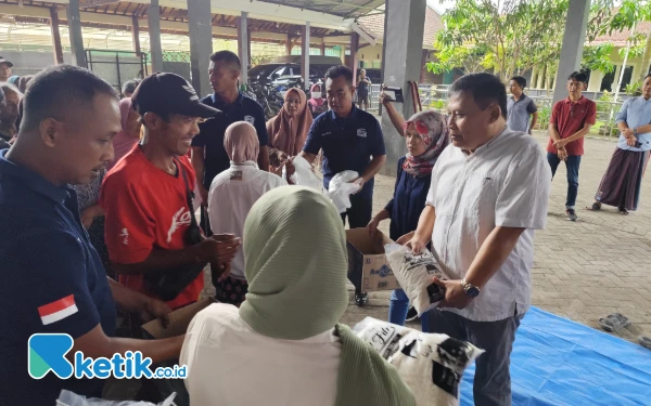 Thumbnail Berita - Bagikan 3.000 Karung Beras, Anggota Dewan Ini Contohkan Perusahaan Untuk Keluarkan CSR