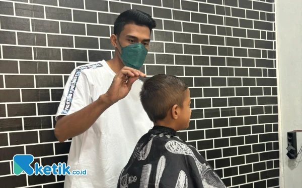 Thumbnail Berita - Kembali Beraksi, Gemar Gratiskan Pangkas Rambut Yatim di Babahrot Jelang Idul Fitri