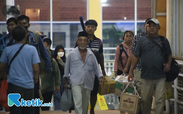 Thumbnail Calo Tiket Masih Berkeliaran di Terminal Purabaya Bungurasih pada Puncak Mudik Idulfitri 2025