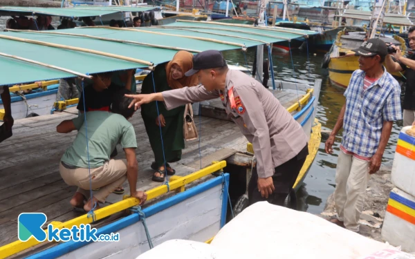 Thumbnail Berita - Pastikan Bebas Insiden Kecelakaan, Kapolres Probolinggo Kota Pantau Langsung Tradisi Petolekoran