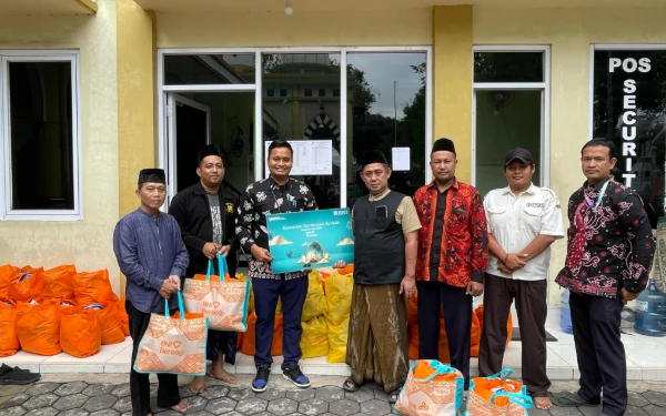 Thumbnail Berita - Jelang Idulfitri, BNI Lumajang Serahkan Sembako untuk PK5 dan Warga