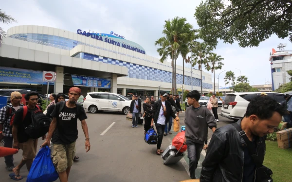 Thumbnail Arus Mudik Lebaran 2025 di Pelabuhan Tanjung Perak Meningkat, Capai 264.000 Pemudik