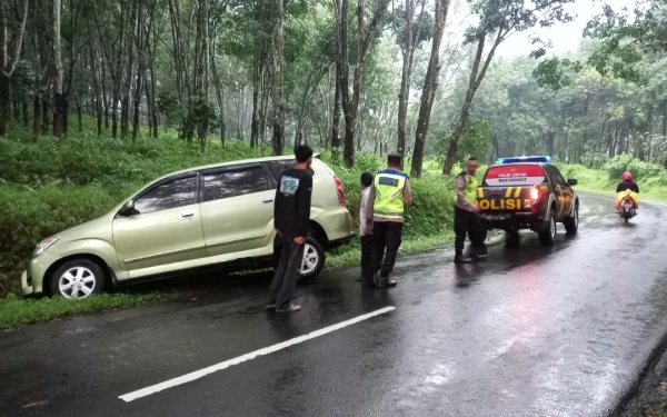 Thumbnail Berita - Mobil Pemudik Menuju Banjarnegara Terperosok di Parit Hutan Pekalongan, Polisi Bantu Evakuasi