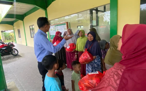 Thumbnail Berita - BRI Tuban Bagikan 1.000 Paket Sembako untuk Warga di Singgahan dan Senori