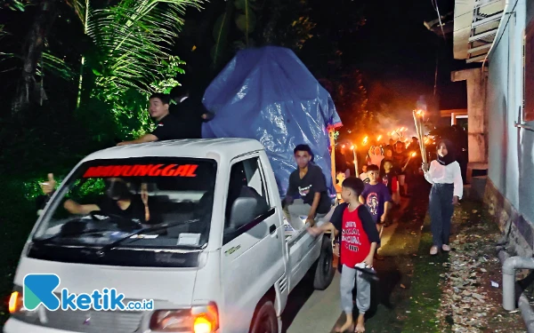 Thumbnail Takbir Keliling di Pacitan: Sound Horeg Diangkut Roda Empat, Langit Berkilau Kembang Api